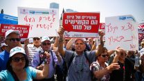 הפגנת גמלאים מול קרית הממשלה בת"א. יותר מ-20% מהקשישים בישראל עובדים, לעומת כ-14% בממוצע המדינות המפותחות (צילום: פלאש90)