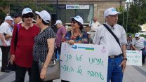 הפגנת גמלאים מול קרית הממשלה בת"א כנגד הקיצוץ בקרנות הפנסיה הוותיקות, 21 במאי 2019 (צילום: טל כרמון)