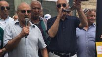 שמוליק מזרחי יו"ר הסתדרות הגמלאים (משמאל), בהפגנה כנגד הקיצוץ בקרנות הפנסיה הוותיקות, 21 במאי 2019 (צילום: צביקה רז ואורית פירשטיין)