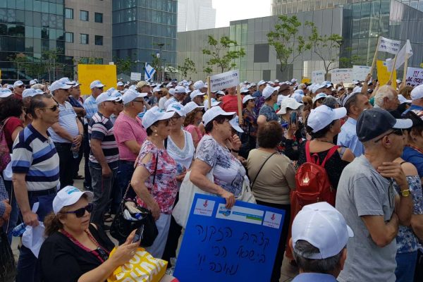 הפגנת גמלאים מול קרית הממשלה בת"א כנגד הקיצוץ בקרנות הפנסיה הוותיקות, 21 במאי 2019 (צילום: טל כרמון)