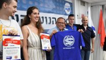 אות הנוער העובד הוענק לשני נערים וצעירה שחוללו שינוי במקום בו הם עובדים. צילום: הנוער העובד והלומד