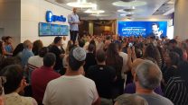 אסיפת חירום בנוכחות מאות עובדים בבית פלאפון. (ללא קרדיט)