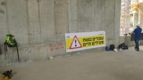 תדריך בטיחות באתר בנייה. (צילום: מור הופרט)