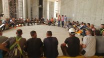 ראול סרוגו, נשיא התאחדות הקבלנים בוני הארץ מעביר תדריך בטיחות באתר בנייה. (צילום: מור הופרט)