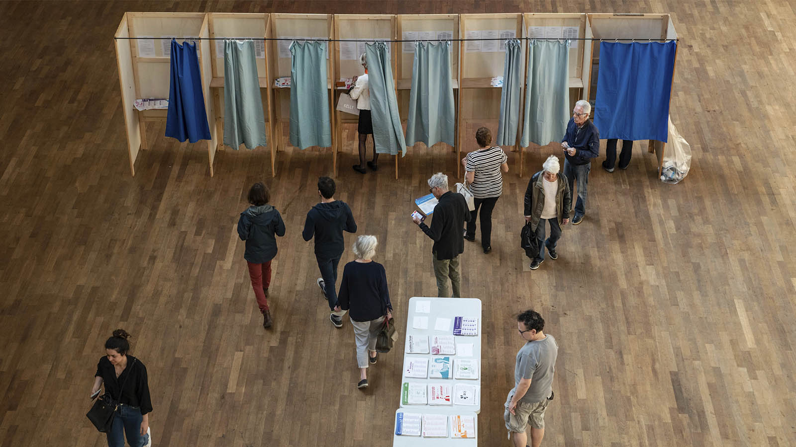 מצביעים בצרפת בבחירות לאיחוד האירופי (AP Photo/Laurent Cipriani)