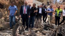 ביקור שר הפנים אריה דרעי ביישוב מבוא מודיעין לאחר השריפה. (קרדיט: אשר מדינה)