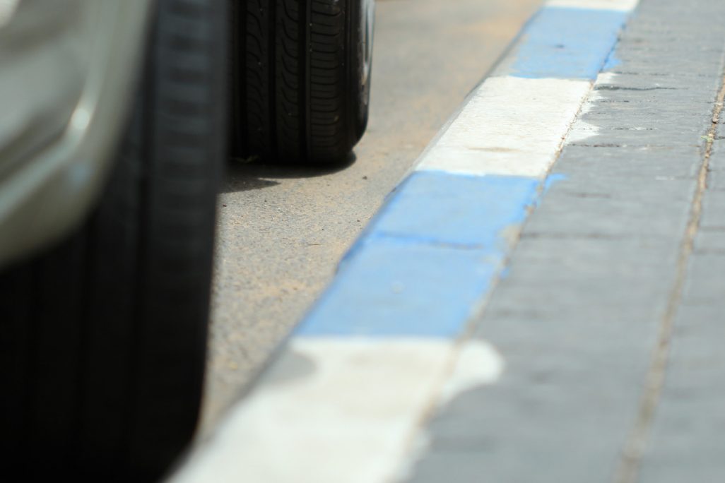 רכב חונה, במדרכה על כחול-לבן (צילום: Shutterstock) רכב חונה, במדרכה על כחול-לבן (צילום: Shutterstock)