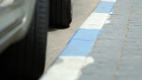רכב חונה, במדרכה על כחול-לבן (צילום: Shutterstock)