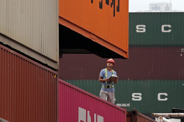 עובד נמל בינ"ל, ארכיון. (AP Photo/Kin Cheung)