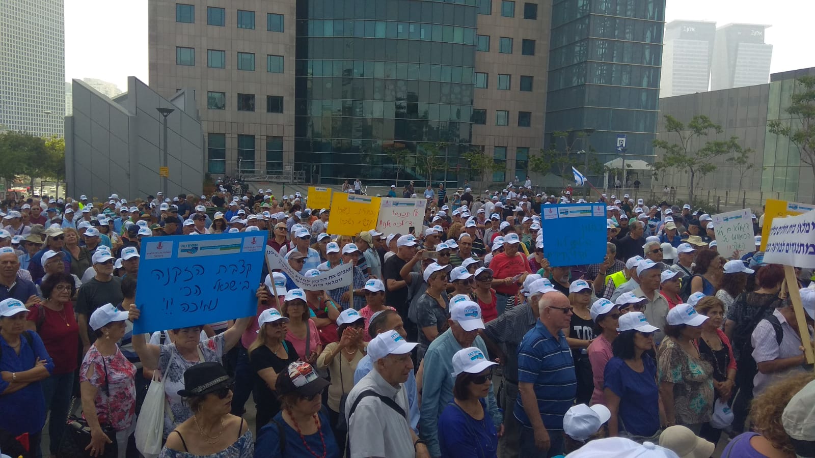 Pensioners’ demonstration outside government complex in Tel Aviv protesting cuts to old-age pension funds, May 21, 2019 (Photograph: Jonathan Kershenbaum)