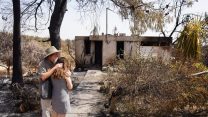ברכי ספרונג ואביה שלום שוורץ בכניסה לביתם במושב מבוא מודיעים. (צילום: טולי וייז)