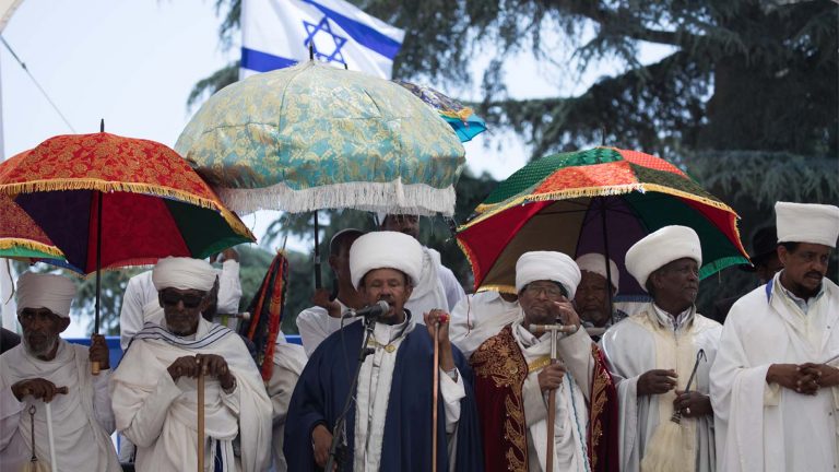 קייסים מתפללים בטקס יום הזיכרון לנספי עליית יהודי אתיופיה בהר הרצל, 2019 (נעם רבקין פנטון/פלאש90)