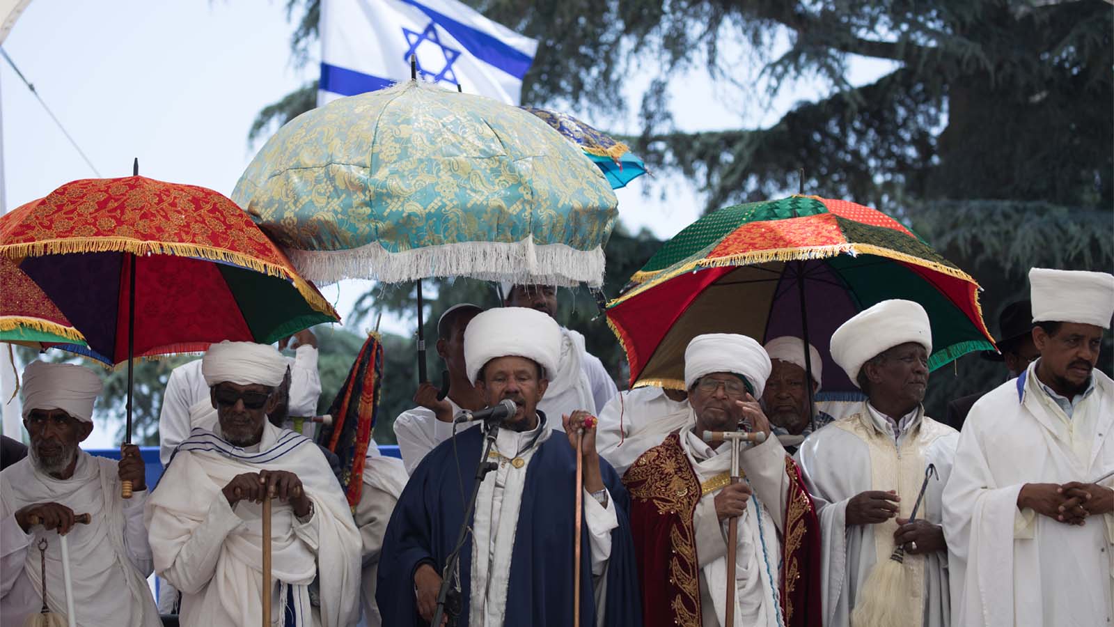 קייסים מתפללים בטקס יום הזיכרון לנספי עליית יהודי אתיופיה בהר הרצל. 2 ביוני 2019. (נעם רבקין פנטון/פלאש90)
