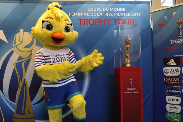 "אתי", קמע מונדיאל נשים 2019 מציגה את גביע האליפות בצרפת (AP Photo/Christophe Ena)