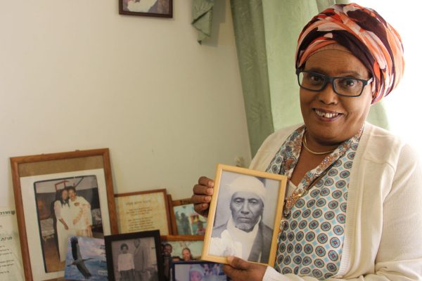 חרות טקלה, אסירת ציון מיהודי אתיופיה, מציגה את תמונת אביה. חדרה, 2018 (קרדיט: יואב לין)