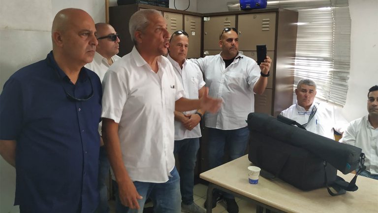 יו"ר ועד נהגי דן יוסי קפילוטו (מימין) דורון עזרא מאיגוד עובדי התחבורה (משמאל) באספת עובדי דן פ"ת בעקבות אירוע תקיפת נהג בחברה (צילום: אסף צבי)