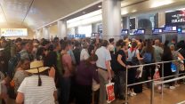 תורים במעבר הגבול בנתב"ג במהלך אסיפת עובדים של בקרי הגבולות, 4 ביוני 1967 (ללא קרדיט)