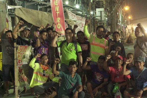 הפיליפינים: עובדי קבלן מפעל המלט הולסים דורשים צדק (צילום: LabourStart)