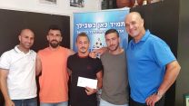 אורי צעדון ורון שושן מהפועל עפולה, עם מושיקו מישאלוף וניר אלון מארגון שחקני הכדורגל (באדיבות: ארגון שחקני הכדורגל).