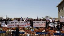 הפגנת כבאים מול ביתו של נציב הכבאות דדי שמחי בגדרה, 7 ביוני 2019 (צילום: איגוד הכבאים)