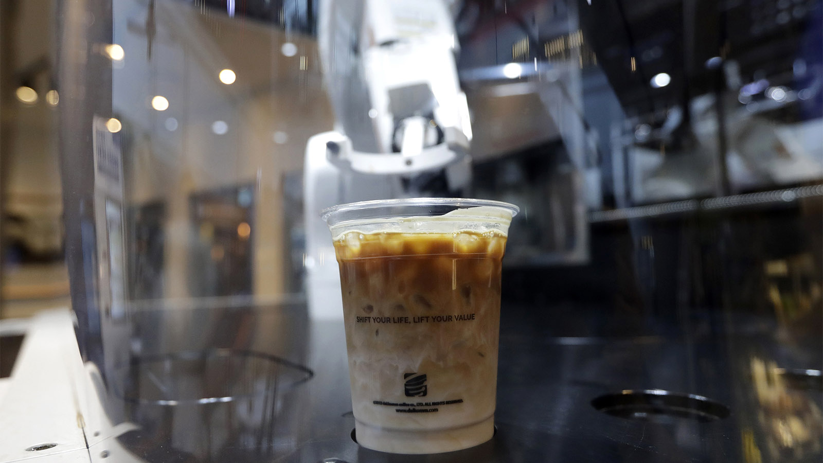 רובוט בריסטה מכין קפה ללקוחות בסניף של רשת בתי הקפה Dall.com בסיאול ((AP Photo/Lee Jin-man)