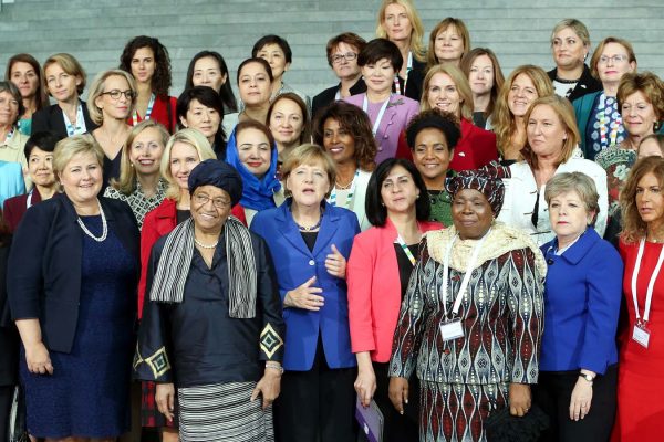 קנצלרית גרמניה במפגש עם נשים מנהיגות מרחבי העולם במסגרת מפגש 'דיאלוגים עם נשים' של הg-7. (Photo by Wolfgang Kumm/picture alliance via Getty Images)