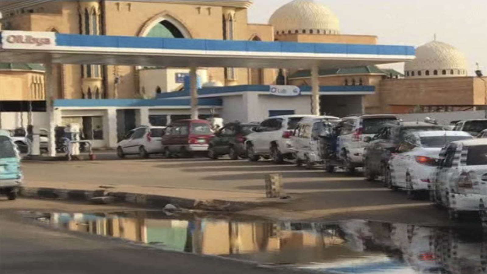 עומדים בתור לקבלת דלק בתחנת דלק שובתת במחוז חרתום בסודן, במהלך שביתה כללית. 9 ביוני 2019 (AP Photo)