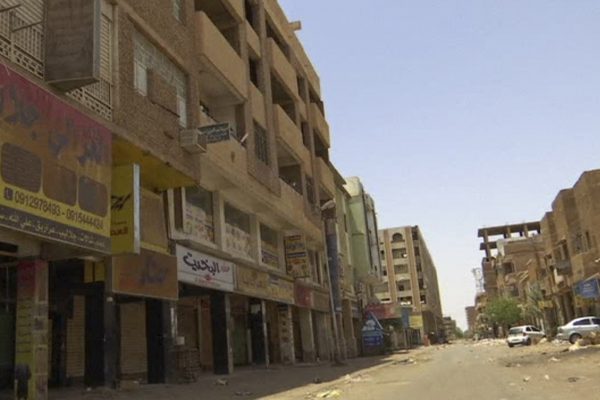 חנויות סגורות ורחובות ריקים בשוק אל-ערבי במחוז חרתום בסודן, במהלך שביתה כללית. 9 ביוני 2019 (AP Photo)