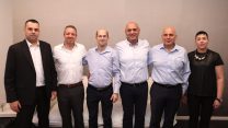 מעמד חתימת ההסכם הקיבוצי החדש. שרית כפריי סמנכ"ל משאבי אנוש כאל, לוי הלוי מנכ"ל כאל, אופיר הרפז יו"ר ועד עובדי כאל, מנחם מליק יו"ר חטיבת עובדי הבנקים וחברות האשראי בהסתדרות המעו"ף, ברק נרדי משנה למנכ"ל ראש חטיבת אסטרטגיה ומשאבים בכאל, עו"ד אלי כהן עוה"ד של הוועד. 11 ביוני 2019. (קרדיט צילום: רותם להב)