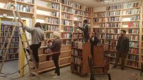 העבודה על החנות החדשה של גולדמונד ספרים (צילום: אייל לבקוביץ)