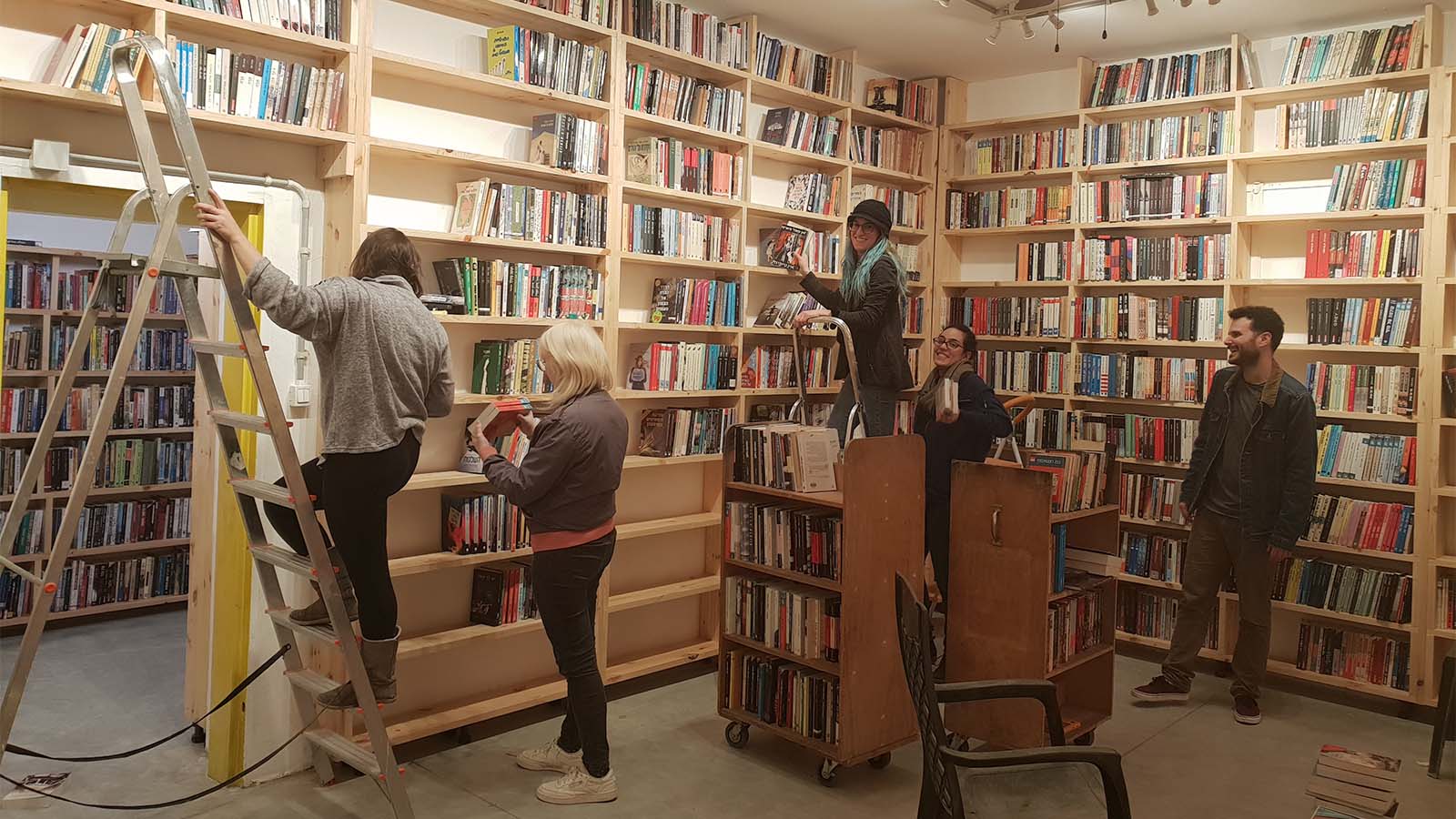 העבודה על החנות החדשה של גולדמונד ספרים (צילום: אייל לבקוביץ)
