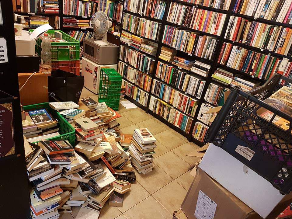 הצפיפות בחנות הישנה של גולדמונד ספרים (צילום: אייל לבקוביץ)
