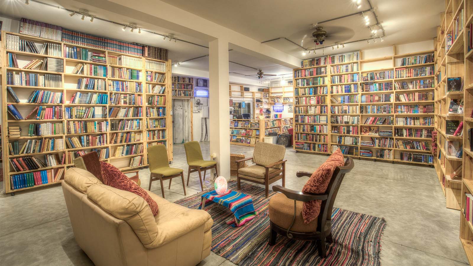 הסלון בחנות החדשה של גולדמונד ספרים (צילום: אייל לבקוביץ)