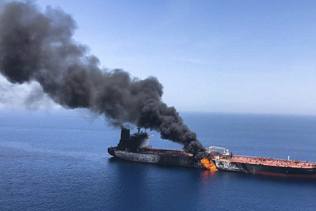 שריפות מסתוריות בכלי שיט מסחריים בנמלי איראן במכליות נפט. 13 ביוני 2019. (AP Photo/ISNA)