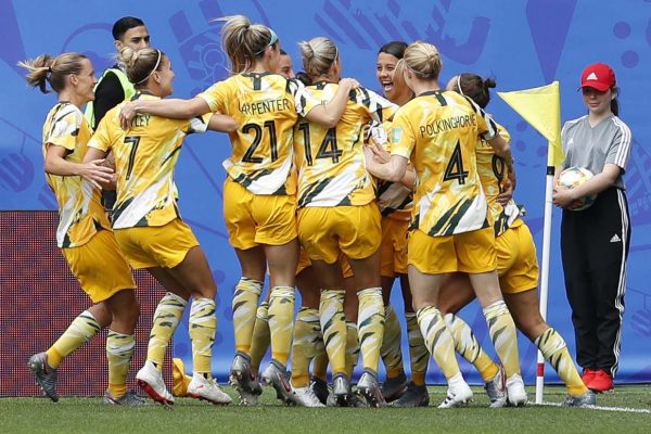 שחקניות נבחרת אוסטרליה חוגגות במחשק מול נבחרת איטליה במסגרת מונדיאל 2019. 9 ביוני (Photo by Catherine Steenkeste/Getty Images)