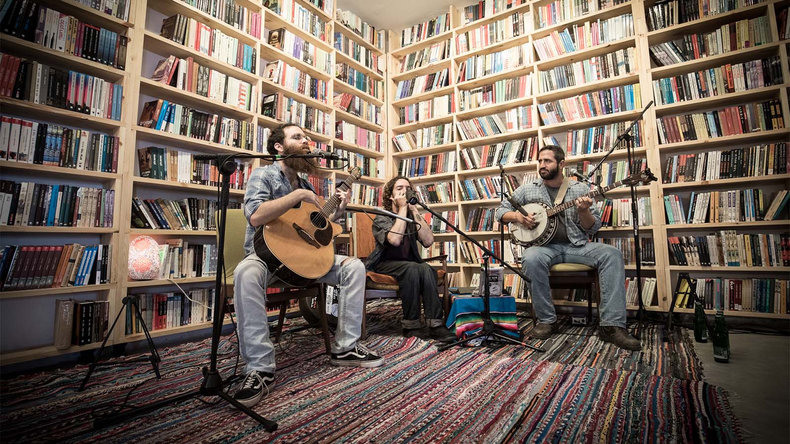 אירועי מוזיקה חיה בחנות החדשה של גולדמונד ספרים (צילום: אייל לבקוביץ)