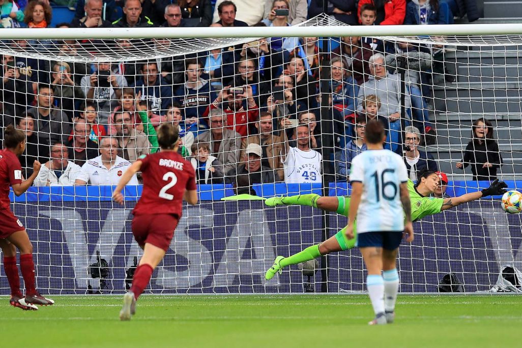 שוערת נבחרת ארגנטינה ונינה קוראה הודפת פנדל במשחק מול אנגליה, במונדיאל 2019  (Photo by Marc Atkins/Getty Images)