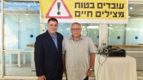 יו"ר ההסתדרות ארנון בר-דוד ונשיא התאחדות בוני הארץ ראול סרוגו בכנס על בטיחות בבניה. (צילום: כפיר סיון)