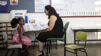 מורה עם תלמידה בבי"ס פולה בן-גוריון בירושלים (צילום: הדס פרוש / פלאש 90).