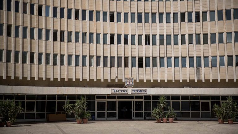 משרד החינוך בירושלים. בכירים במזכירות הפדגוגית כבר הספיקו לקבל לידיהם את הדו"ח המלא (צילום: יונתן זינדל/ פלאש 90)