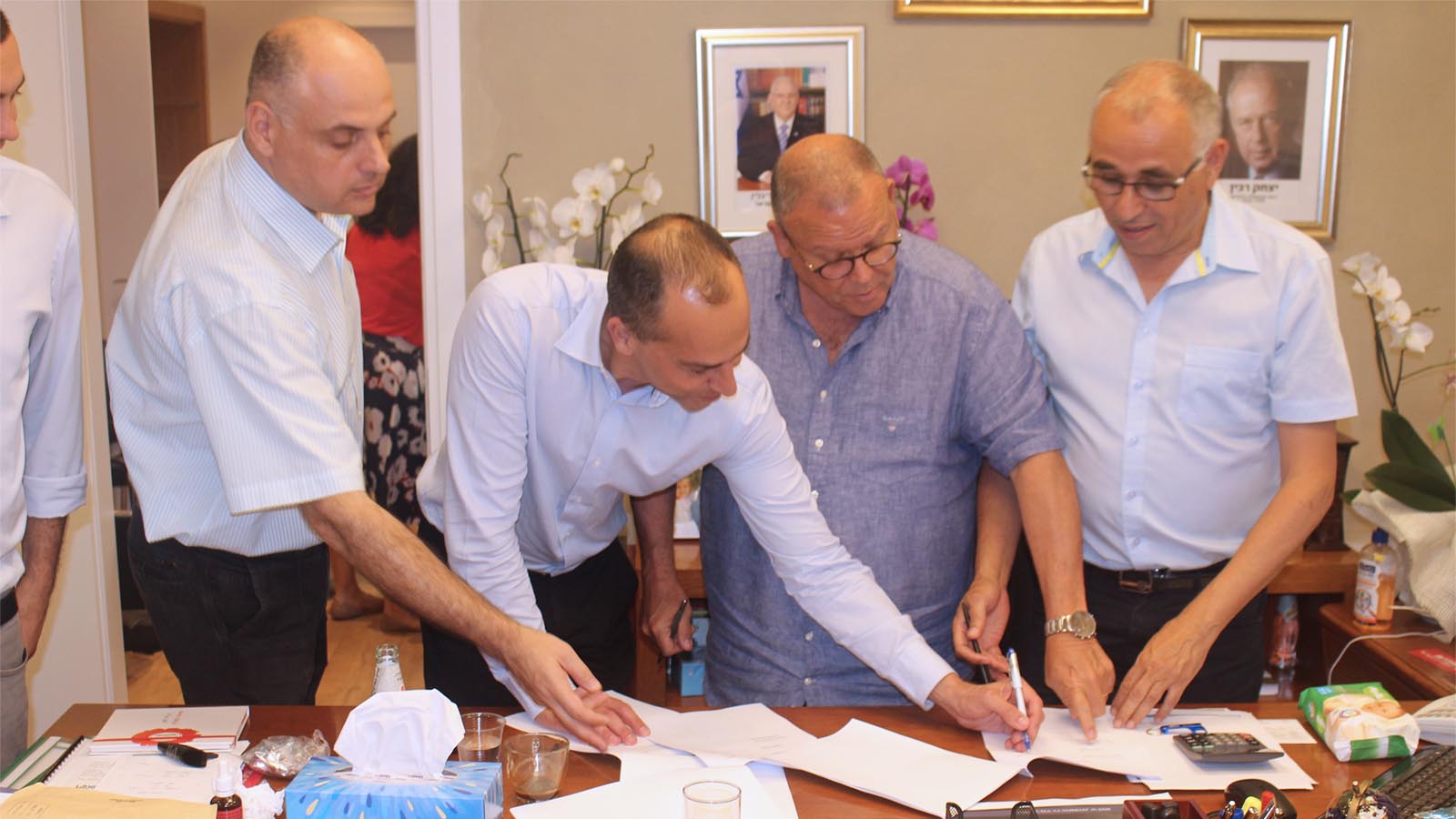 Signing the historic reform agreement at Mekorot.From left: Histadrut Hamaof Chairman Gil Bar-Tal, Mekorot CEO Eli Cohen, Histadrut Chairman Arnon Bar-David, Mekorot Workers’ Union Chairman Ilan Hilleli. Photo credit: Histadrut.