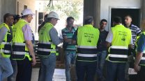עובדי מועצת הפועלים במרחב נצרת בבדיקת וביקור שטח באתרי בנייה שונים וחלוקת חומר הסברה מטעם ההסתדרות על העובדים ועל הצורך לשמור על כללי הבטיחות ועל חייהם. (קרדיט: דחיל חאמד, יו"ר האגף לשוויון בהסתדרות)
