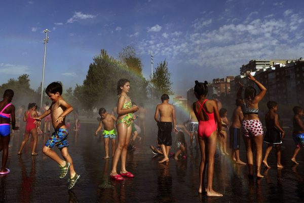 ילדים מבלים במזרקה בפארק במדריד במהלך גל חום קיצוני באירופה, יוני 2019 (AP Photo/Manu Fernandez)