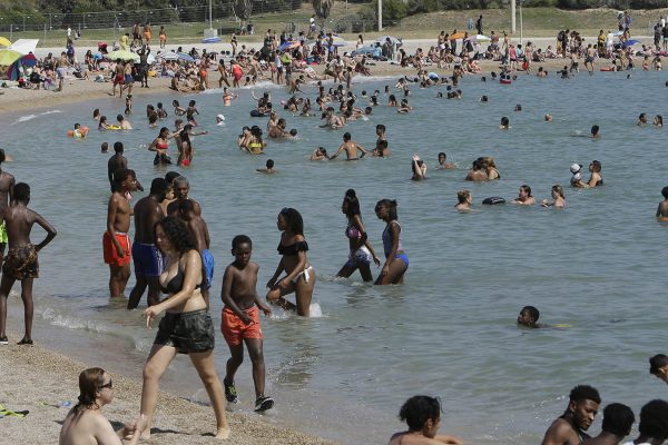 רוחצים בחוף הים במרסיי במהלך גל החום הקיצוני באירופה, יוני 2019 (AP Photo/Claude Paris)