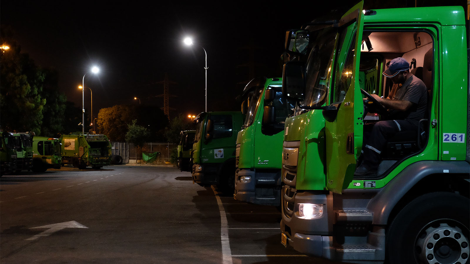 משאיות פינוי אשפה במחלקת התברואה בעיריית תל אביב-יפו (צילום: דוד טברסקי)
