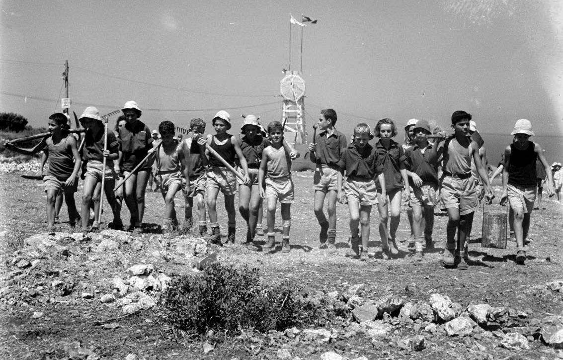 חניכי הנוער העובד במחנה קיץ על הכרמל, 1945. (צילום: זולטן קלוגר/ויקימדיה קומנס)