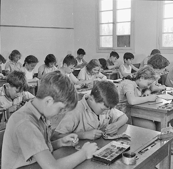 תלמידים כיתה בגבעת ברנר, 1940 (צילום: ארכיון גבעת ברנר, צלם חנן בהיר, מתוך אתר פיקיויקי)