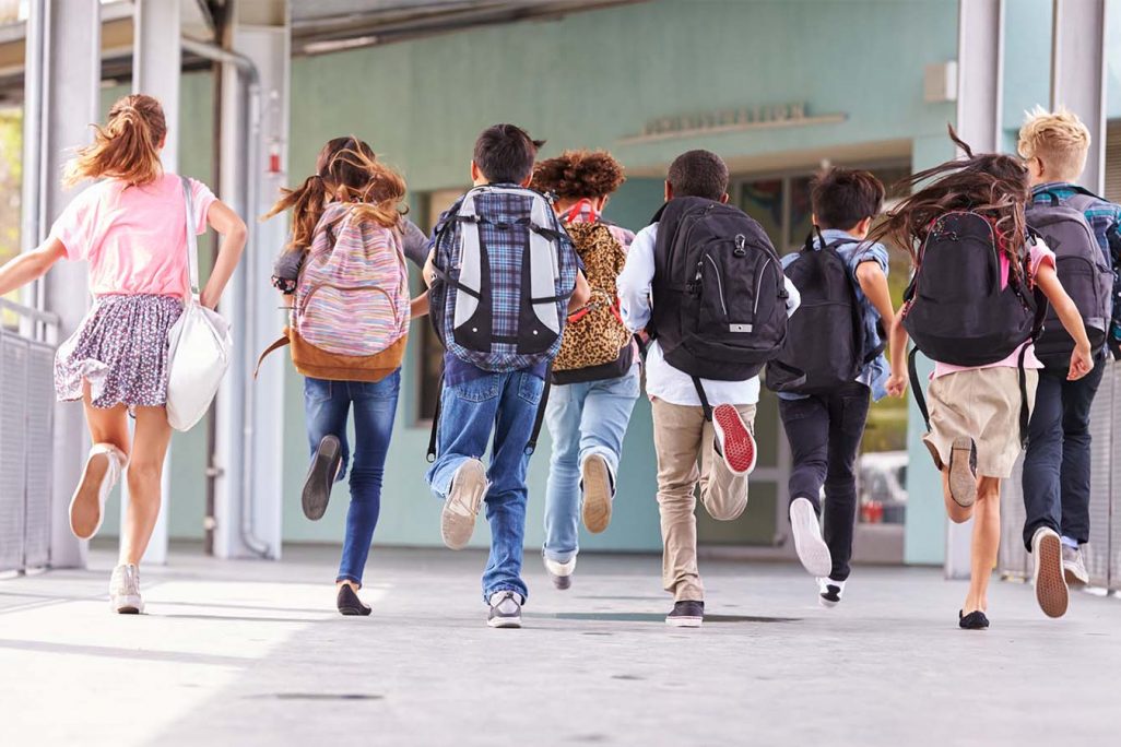 תלמידי יסודי יוצאים לחופש הגדול (צילום אילוסטרציה:  Shutterstock)