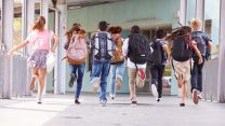 תלמידי יסודי יוצאים לחופש הגדול (צילום אילוסטרציה:  Shutterstock)