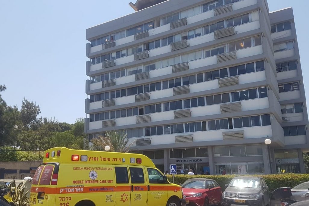 זירת תאונת עבודה ברחוב טשרניחובסקי בחיפה, בה נפל עובד אל מותו מגובה 6 קומות, 11 ביוני 2019 (צילום: עידו סורוקה דוברות מד"א)